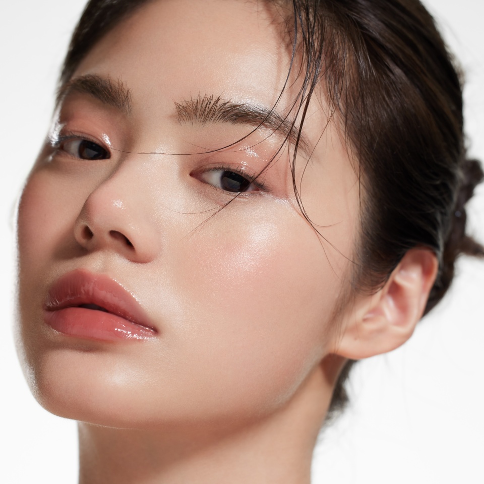 Radiant Woman with Natural Makeup and Dewy Skin, Highlighting Fresh and Minimalist Beauty, Perfect for Skincare and Beauty Concepts.